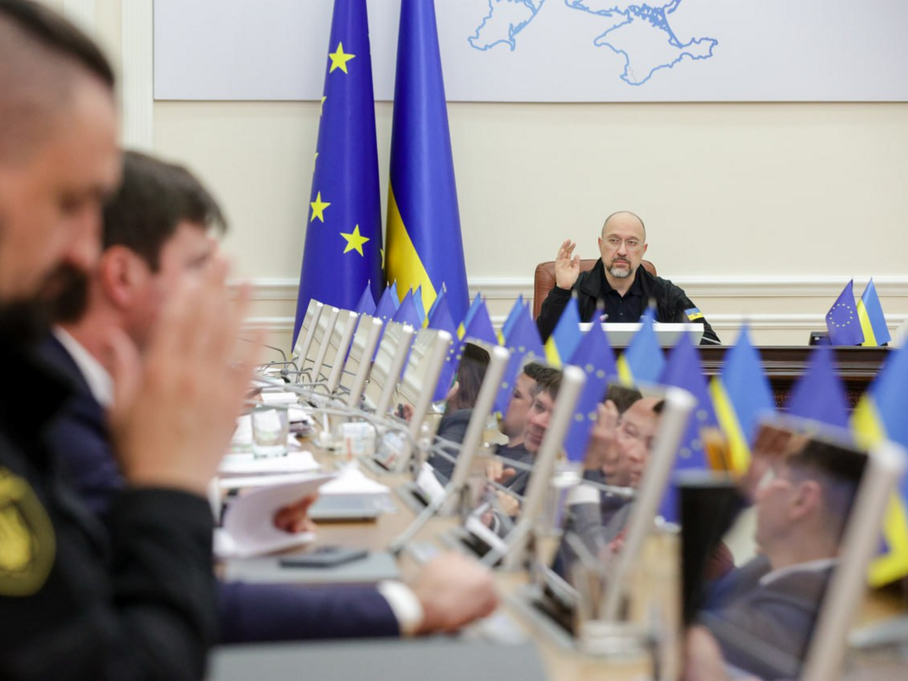 За средства будет закуплено оборудование для восстановления высоковольтной сети, отметил Шмыгаль