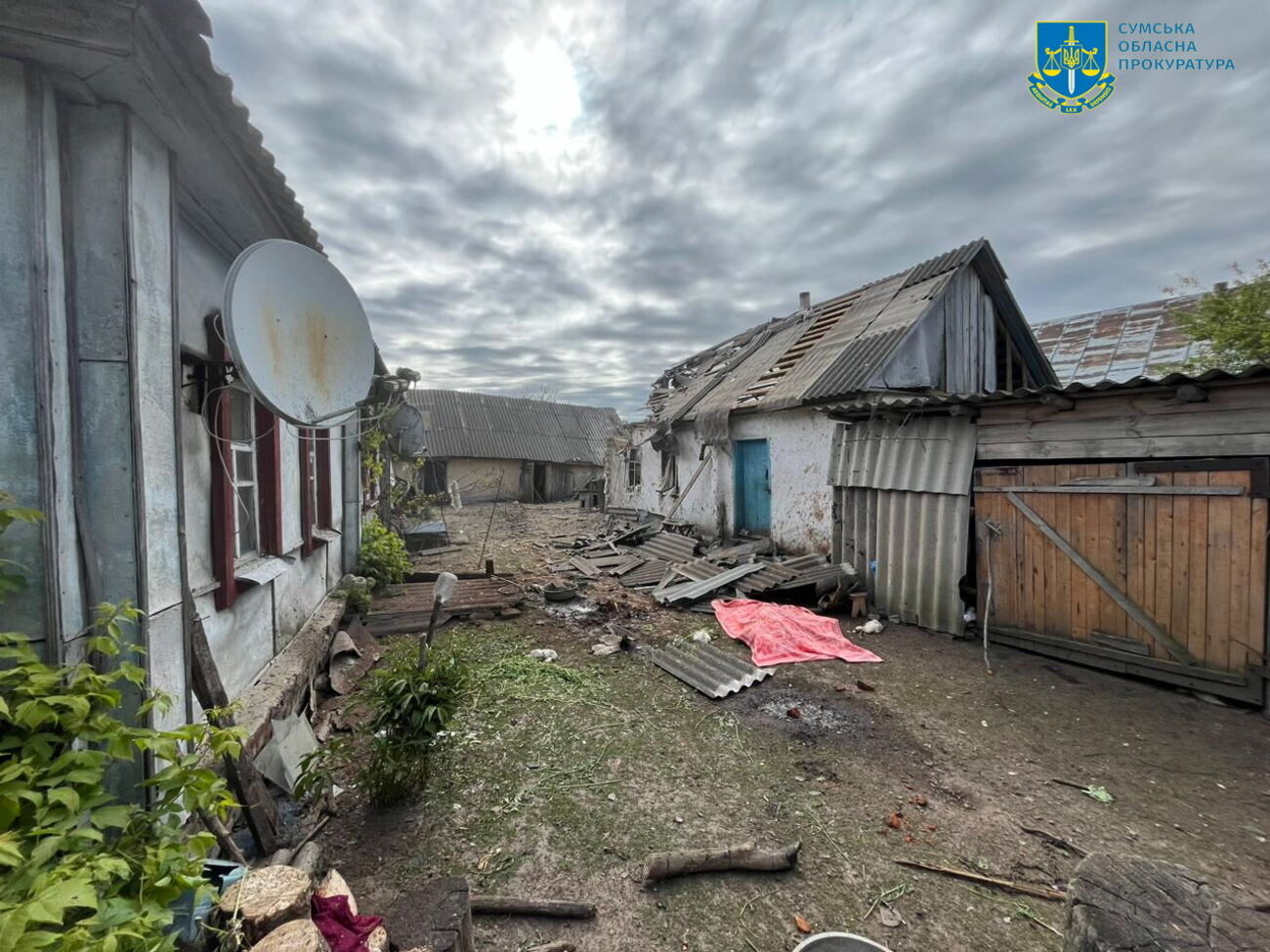 В Эсманской общине из-за российского обстрела погибла 64-летняя женщина, а ее 17-летняя внучка получила ранения, отметили в прокуратуре