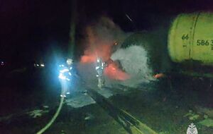 По данным МЧС, горело топливо в цистерне