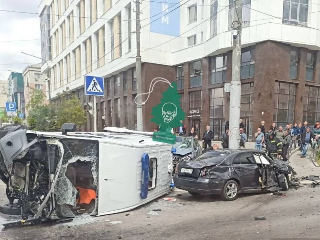 Окрім окупантів, ймовірно, було поранено двох фельдшерів, водія і неповнолітнього пасажира