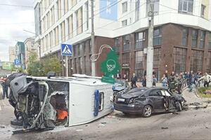 Окрім окупантів, ймовірно, було поранено двох фельдшерів, водія і неповнолітнього пасажира