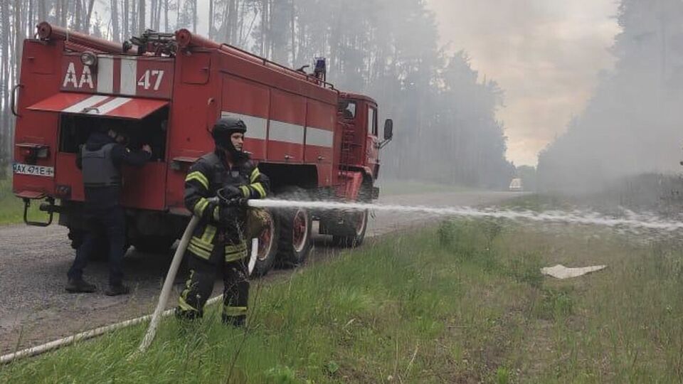Спасатели тушили пожар в Волчанской общине под постоянными российскими обстрелами, отметили в ГСЧС