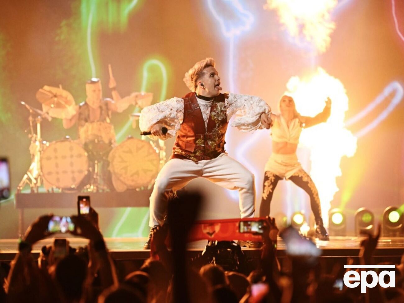 Baby Lasagna поет о парне из села, который отправляется в путь и мечтает о новой жизни