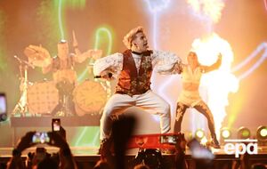 Baby Lasagna поет о парне из села, который отправляется в путь и мечтает о новой жизни