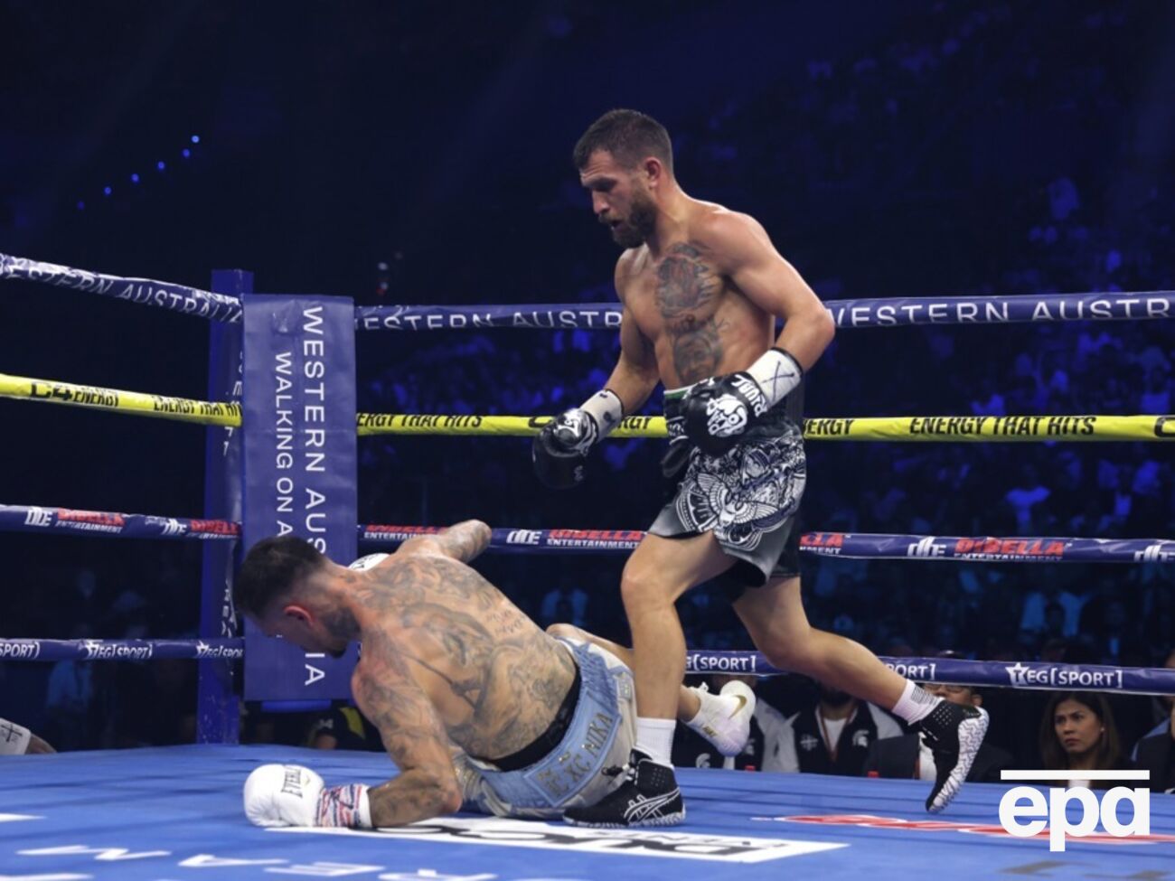 Ломаченко завоевал вакантный пояс чемпиона мира по версии IBF в легком весе, Камбосос (внизу) сдался в 11-м раунде