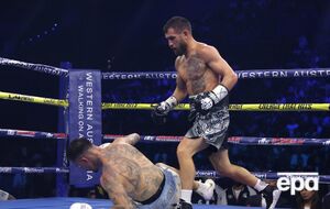 Ломаченко виборов вакантний пояс чемпіона світу за версією IBF у легкій вазі, Камбосос (унизу) здався в 11-му раунді