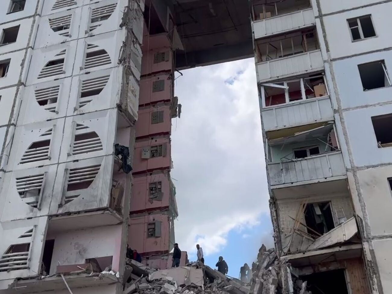 Из поврежденного дома эвакуируют людей