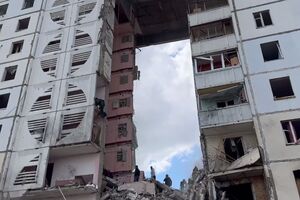 Из поврежденного дома эвакуируют людей