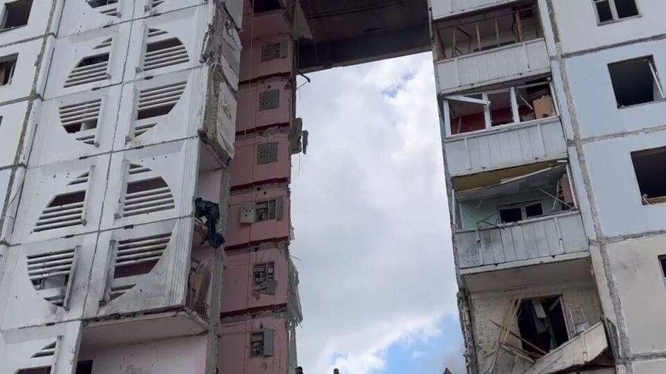 Із постраждалого будинку евакуюють людей