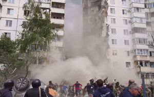 Обломки дома в российском Белгороде обрушились на спасателей