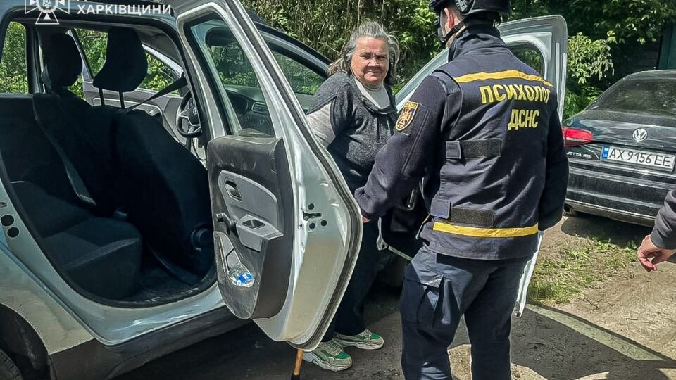 Спасатели, полицейские и представители местных общин сопровождают жителей приграничья Харьковской области в промежуточные эвакопункты, отметили в ГСЧС
