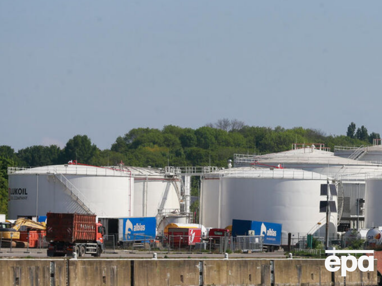 Топливо в оккупированную Луганскую область Россия подвозит, но "стратегического запаса нет", отметили в Луганской ОВА