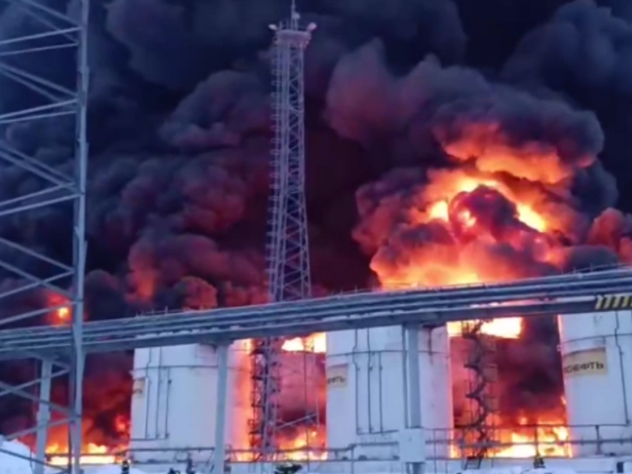 Унаслідок атаки безпілотників СБУ горіла нафтобаза біля міста Старий Оскол (РФ)