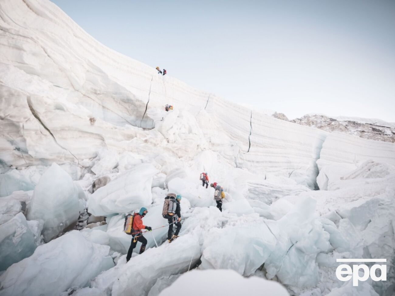 Непальский шерп поднялся 29-й, а британский альпинист покорил вершину 18-й раз