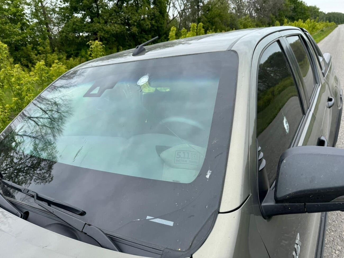 Поліцейських урятувало те, що їхня машина була броньованою