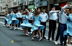 Фотограф Доброносов показал, как выпускники во время войны репетировали утром вальс в центре города