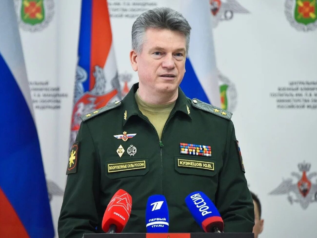 До работы в генштабе ВС РФ и минобороны РФ Кузнецов служил "на различных должностях службы защиты государственной тайны"