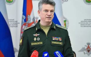 До работы в генштабе ВС РФ и минобороны РФ Кузнецов служил "на различных должностях службы защиты государственной тайны"