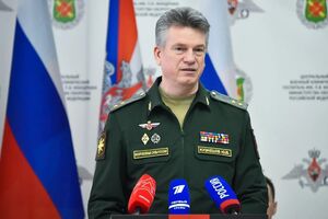 До роботи в Генштабі ЗС РФ і міноборони РФ Кузнєцов служив "на різних посадах служби захисту державної таємниці"