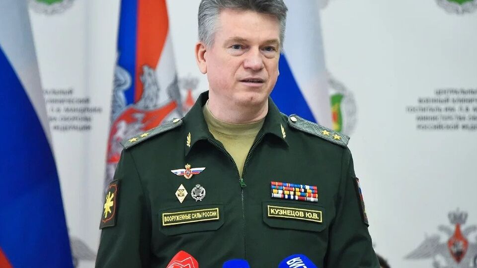 До работы в генштабе ВС РФ и минобороны РФ Кузнецов служил "на различных должностях службы защиты государственной тайны"
