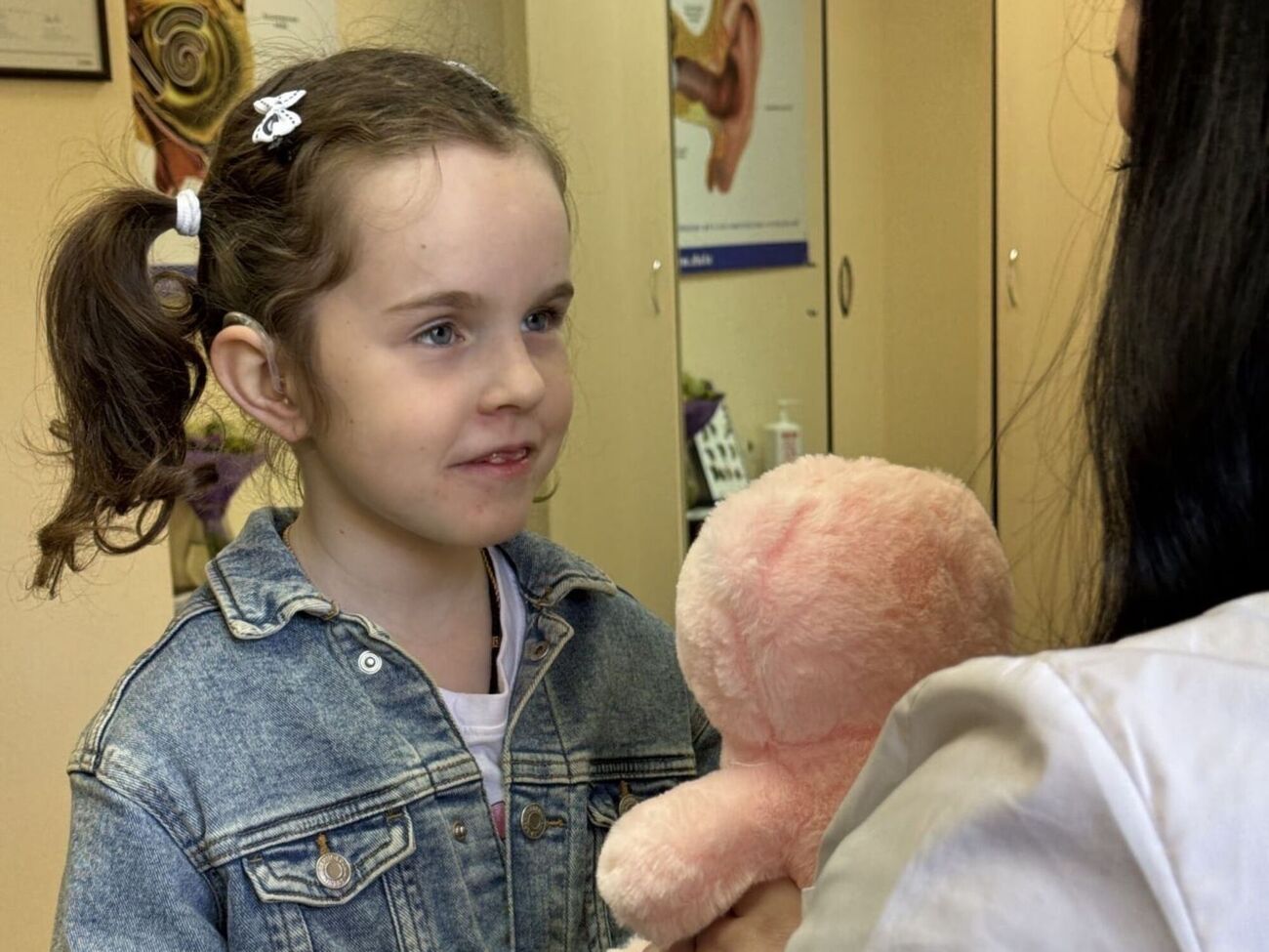 Мама семилетней Софии призналась, что благодарна Фонду Рината Ахметова за современные слуховые аппараты для дочери