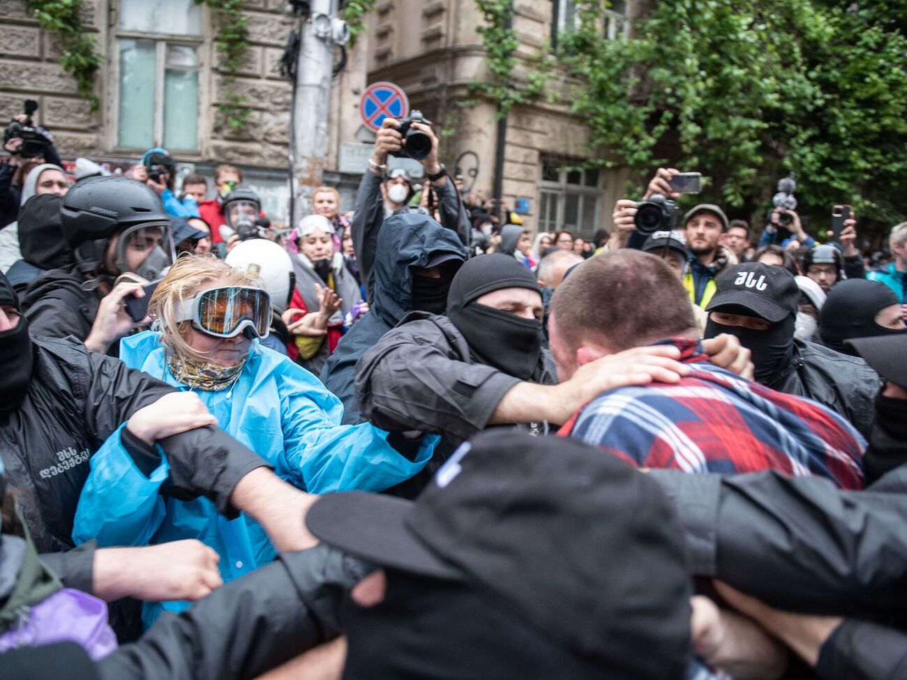 Противники закона продолжают протест