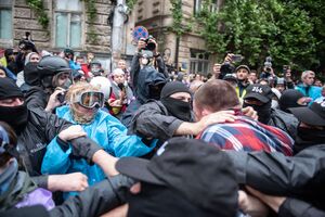 Противники закону продовжують протест