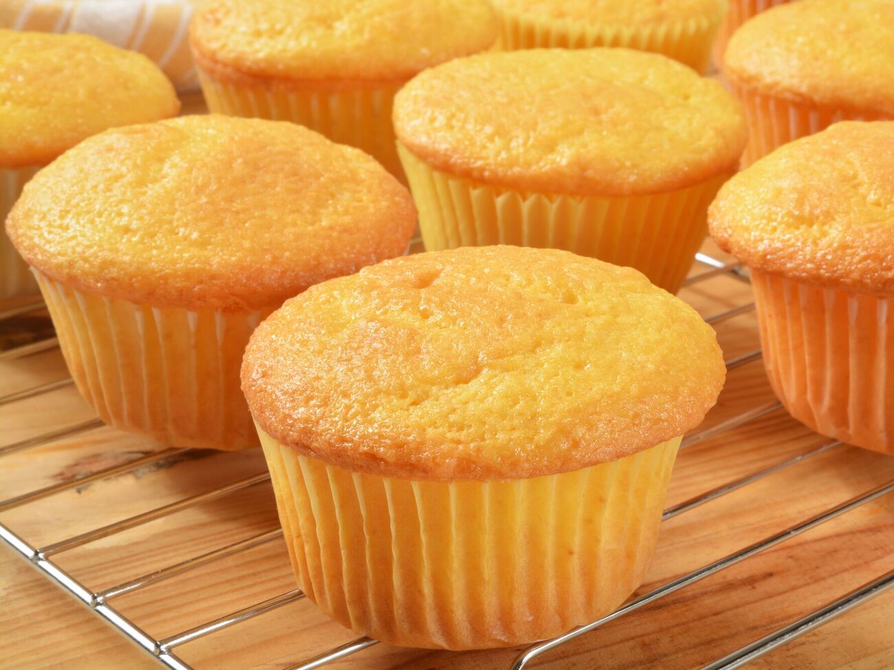 Выпекайте кексы 25 минут