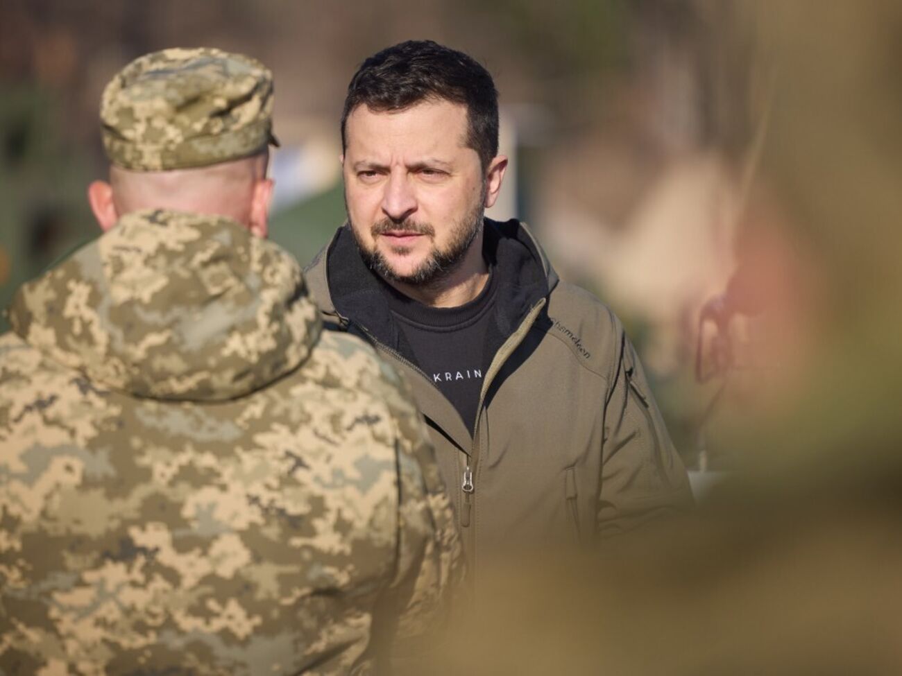 Зеленский: Оккупант пытается продвигаться, все достаточно напряженно