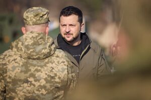 Зеленский: Оккупант пытается продвигаться, все достаточно напряженно