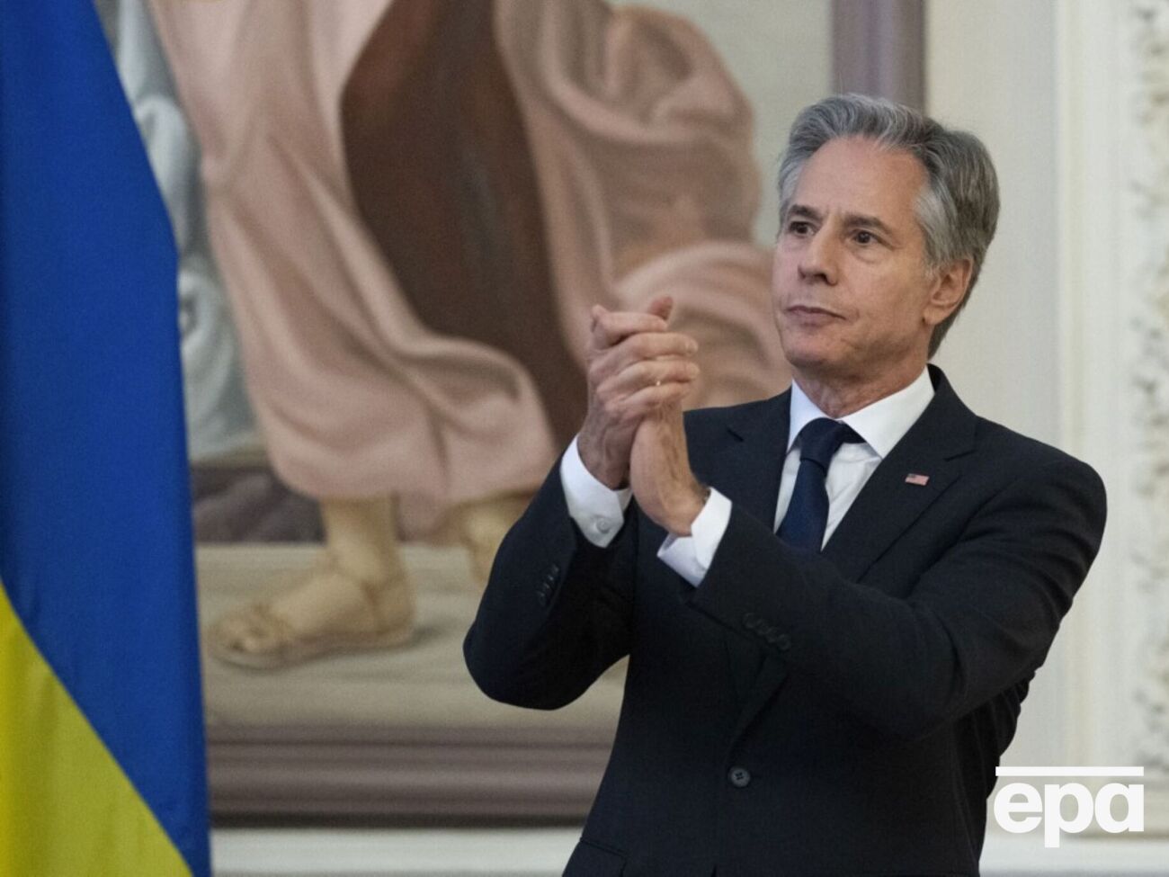 Блинкен в соцсети X описал себя в том числе и как аматора-гитариста