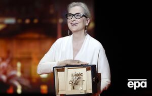 Организаторы кинофестиваля назвали появившихся на сцене Стрип и Бинош культовым дуэтом