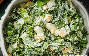 Салат из щавеля нужно заправить сметаной и горчицей