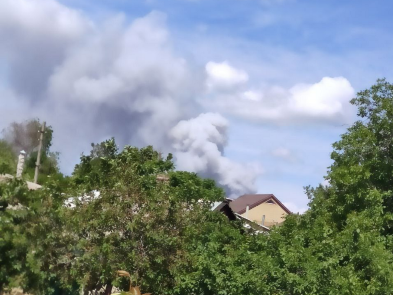 Местные "власти" попытались скрыть прилет по складу боекомплекта в Луганске, отмечает Astra