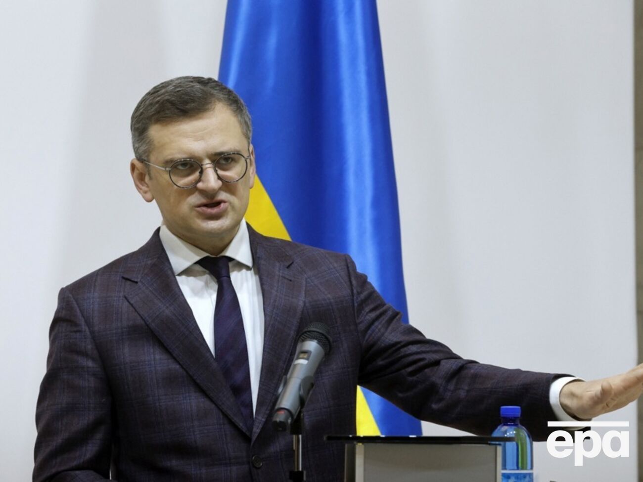 По словам Кулебы, Россия постоянно вбрасывает ложь об "отвергнутом Украиной мире", чтобы сместить фокус и переложить вину за войну