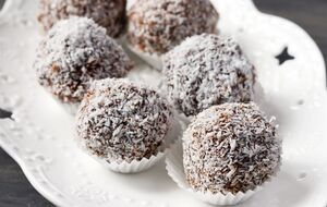 Сверху конфеты нужно посыпать кокосовой стружкой