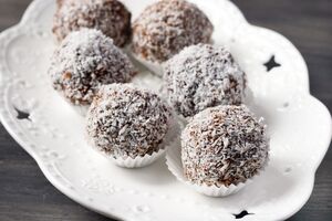 Сверху конфеты нужно посыпать кокосовой стружкой