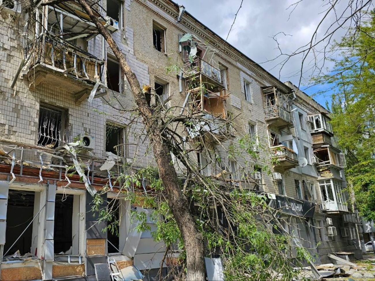 У Херсоні через російський авіаудар пошкоджені житлові будинки й освітній заклад, зазначили в ОВА