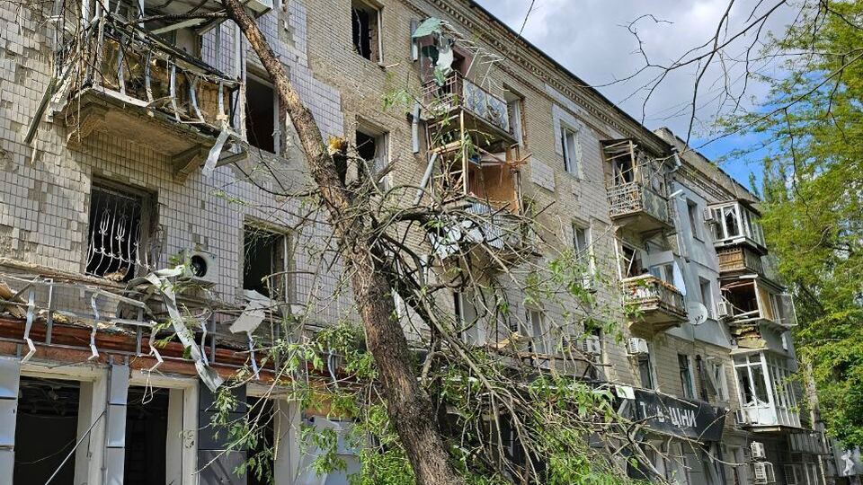 У Херсоні через російський авіаудар пошкоджені житлові будинки й освітній заклад, зазначили в ОВА