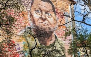 Автором мурала с изображением Залужного является киевский художник Евгений Кучер