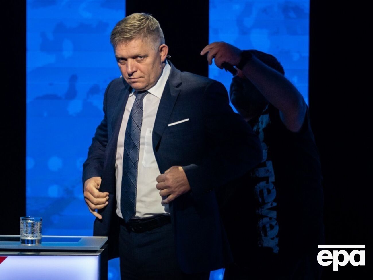 Фіцо, за даними ЗМІ, дістав кілька поранень, зокрема в живіт