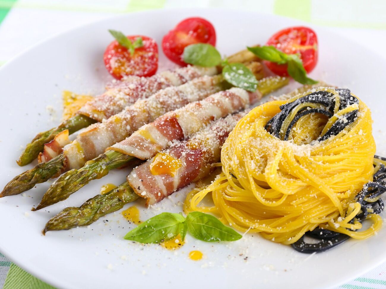 Спаржу с беконом по желанию можно сочетать с гарниром