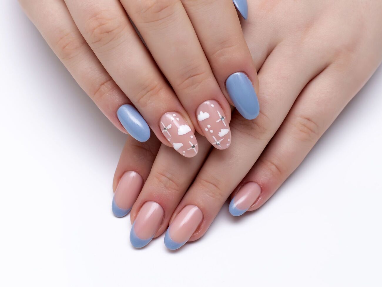 Облака на ногтях можно нарисовать самостоятельно