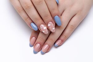 Облака на ногтях можно нарисовать самостоятельно