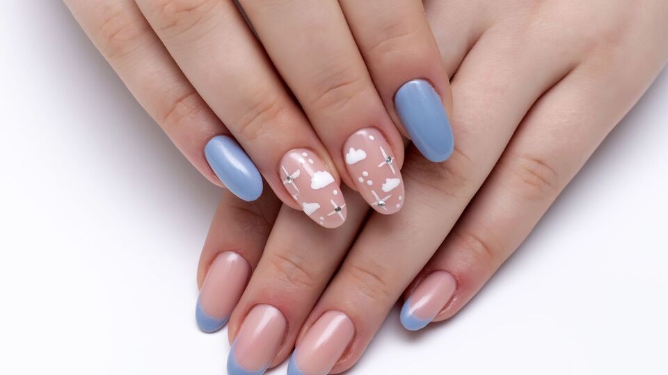 Облака на ногтях можно нарисовать самостоятельно