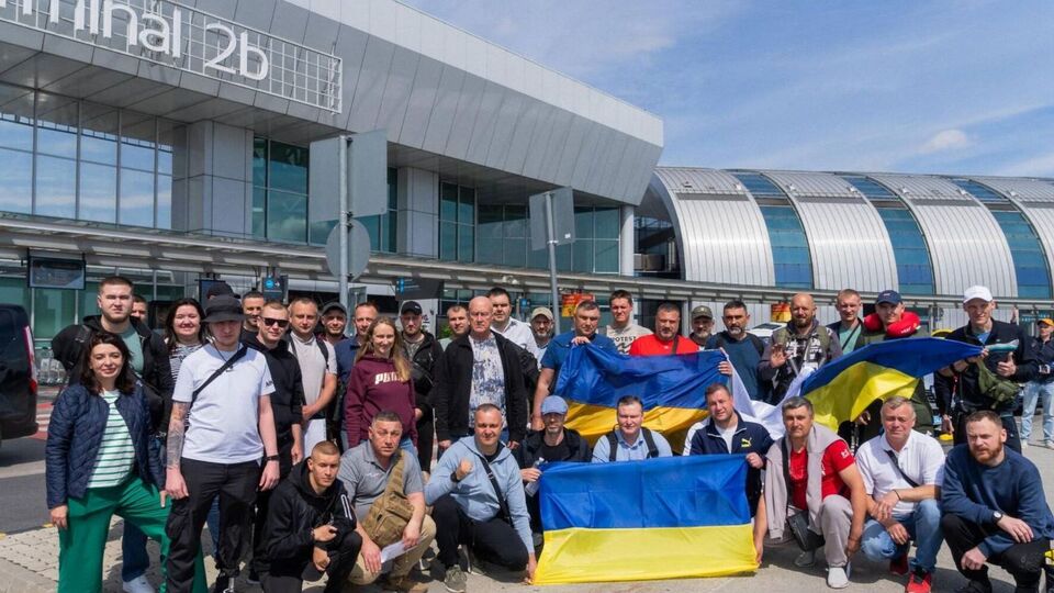 В состав делегации вошли шахтеры, которые вернулись с фронта на свои рабочие места, энергетики ДТЭК, металлурги и горняки "Метинвеста", а также защитники Мариуполя