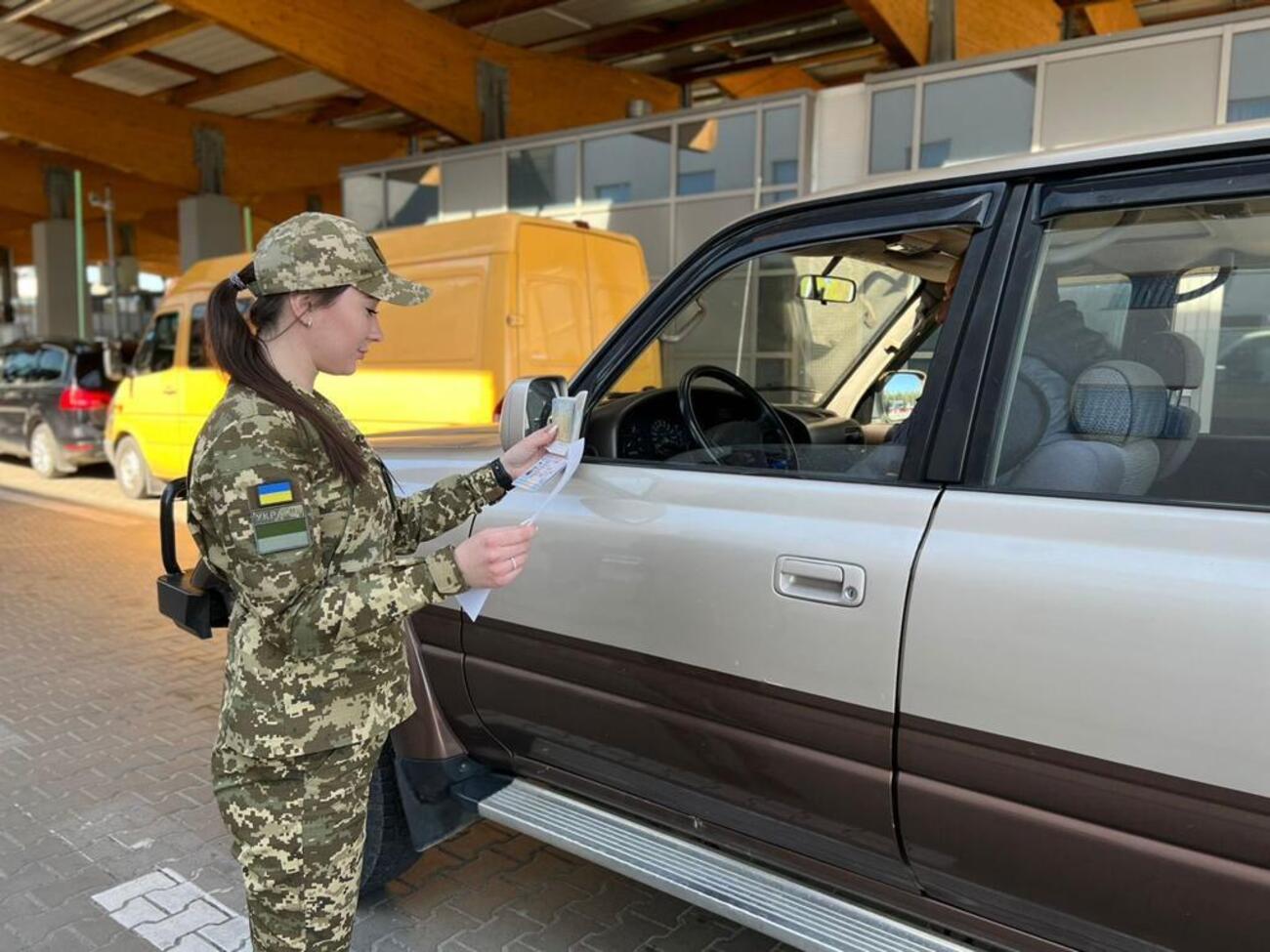 Громадяни України чоловічої статі віком від 18 до 60 років зобов'язані мати із собою на кордоні військово-обліковий документ