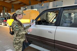 Громадяни України чоловічої статі віком від 18 до 60 років зобов'язані мати із собою на кордоні військово-обліковий документ