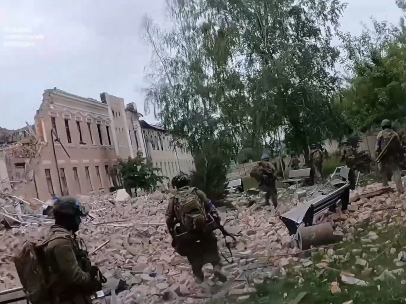 Українські військові на відео проводять зачистку у Вовчанську від російських окупантів