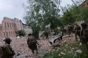 Українські військові на відео проводять зачистку у Вовчанську від російських окупантів